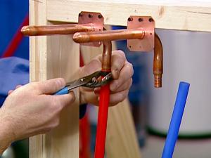 Rowlett tx plumber demonstrates PEX pipe installation 