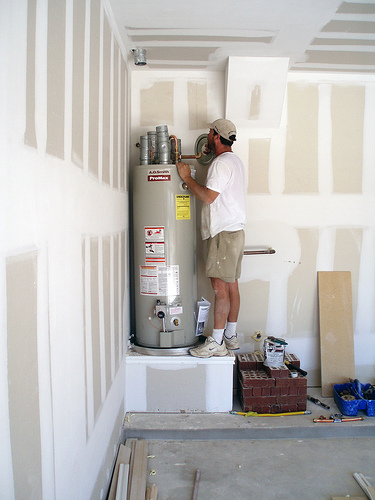 Plumbing contractor in Rowlett TX installs a water heater